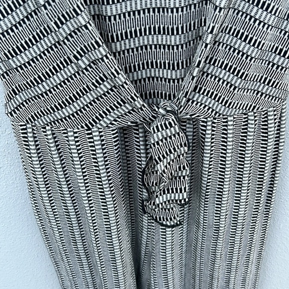 NWT Caution To The Wind Black White Short Sleeve Wide Leg Romper Size M - Picture 3 of 7